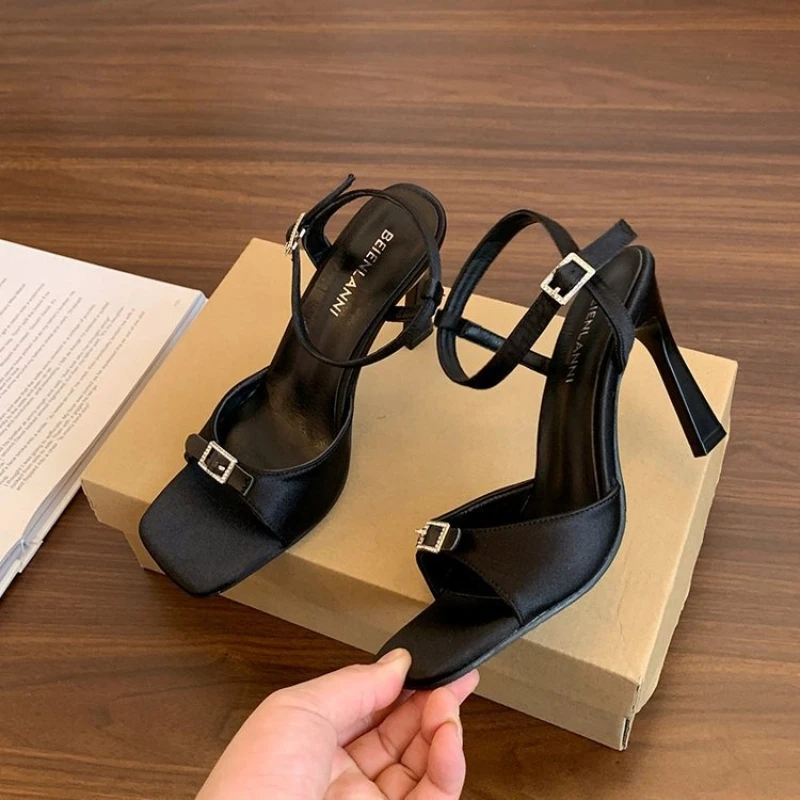 2026 Star Style Kristall-Satin-Riemen-Schnalle Damen Gladiator-Sandalen Modische Quadratische Spitze Dünne Hohe Absätze Damen Party-Kleiderschuhe