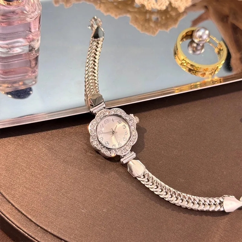 ساعة كاميليا ذهبية فرنسية للنساء، ساعة كوارتز ذهبية رائعة مناسبة للارتداء اليومي، معصم مزخرف للحفلات والعطلات