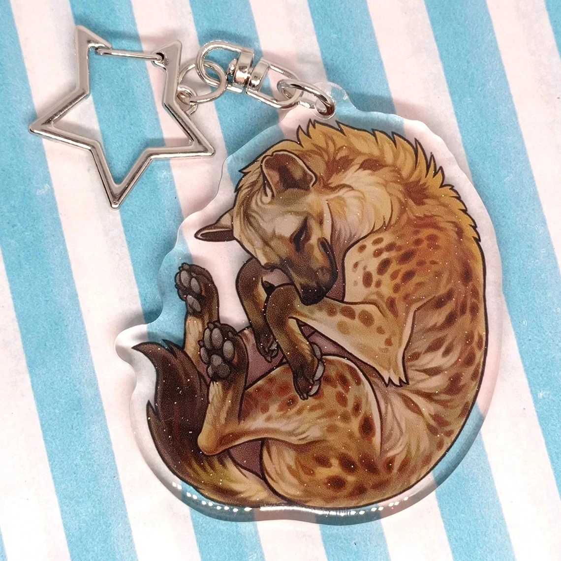 Niedlicher Gefleckter Hyänen-Acryl-Schlüsselanhänger, Tier-Taschenanhänger, Glitzer-Epoxy-Anhänger, Sternverschluss-Schlüsselring, Geschenk für Wildtier-Liebhaber