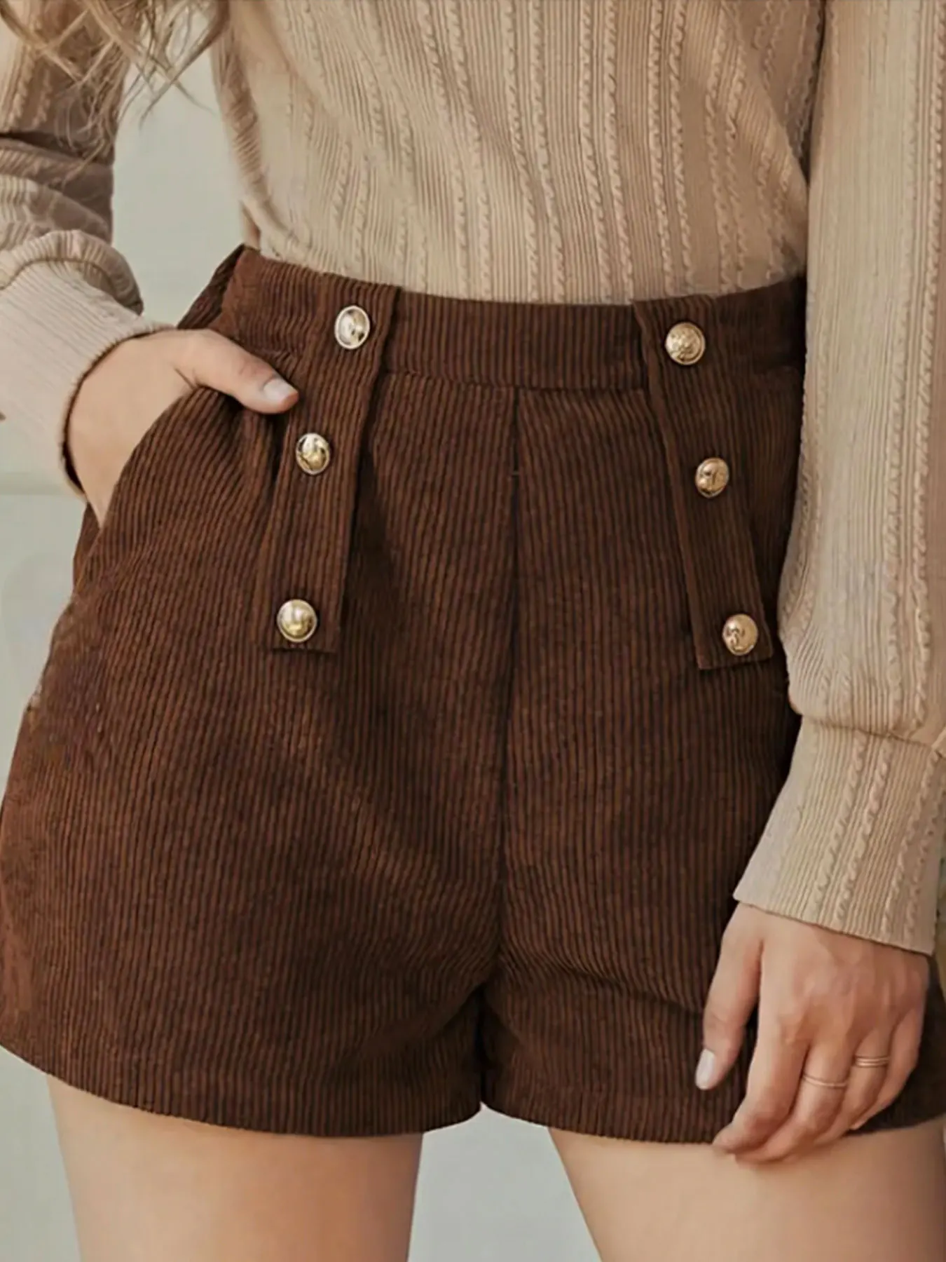 ベルトのないレディースレトロスタイルのショートパンツは、ミニマルで多機能で、仕事にも普段使いにも適しています。 伸縮性があります