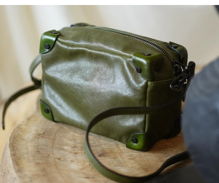 PNDME einfache Vintage-Umhängetasche aus hochwertigem Echtleder für Damen, luxuriöse handgefertigte Rindsleder-Schultertasche für Outdoor-Reisen. – Detail 9
