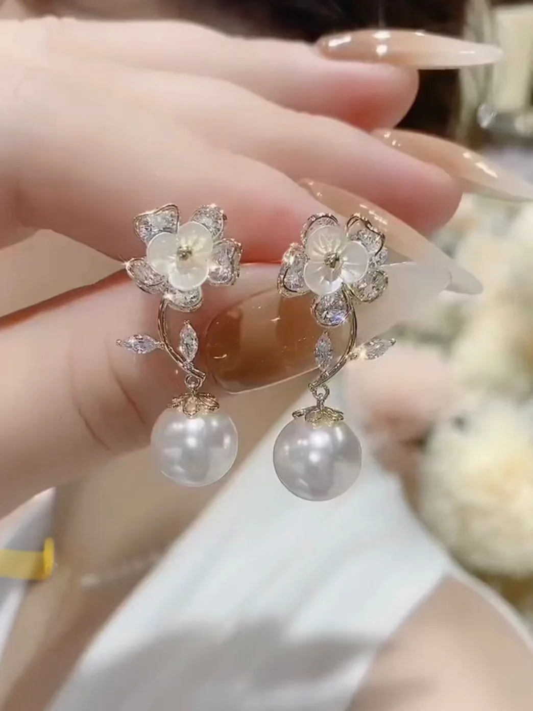 Luxury with a touch of elegance New model Unique design sense Atmosphere  Online celebrity Flower Simulated pearl Alloy Eardrop