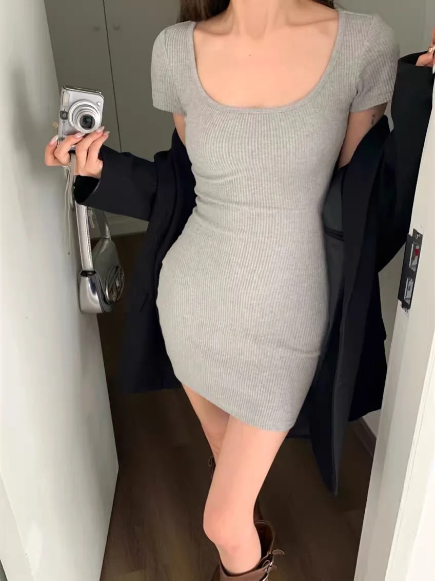 Mini abito aderente aderente da donna in maglia a costine tinta unita con collo quadrato e maniche corte, da ufficio, casual quotidiano, da festa