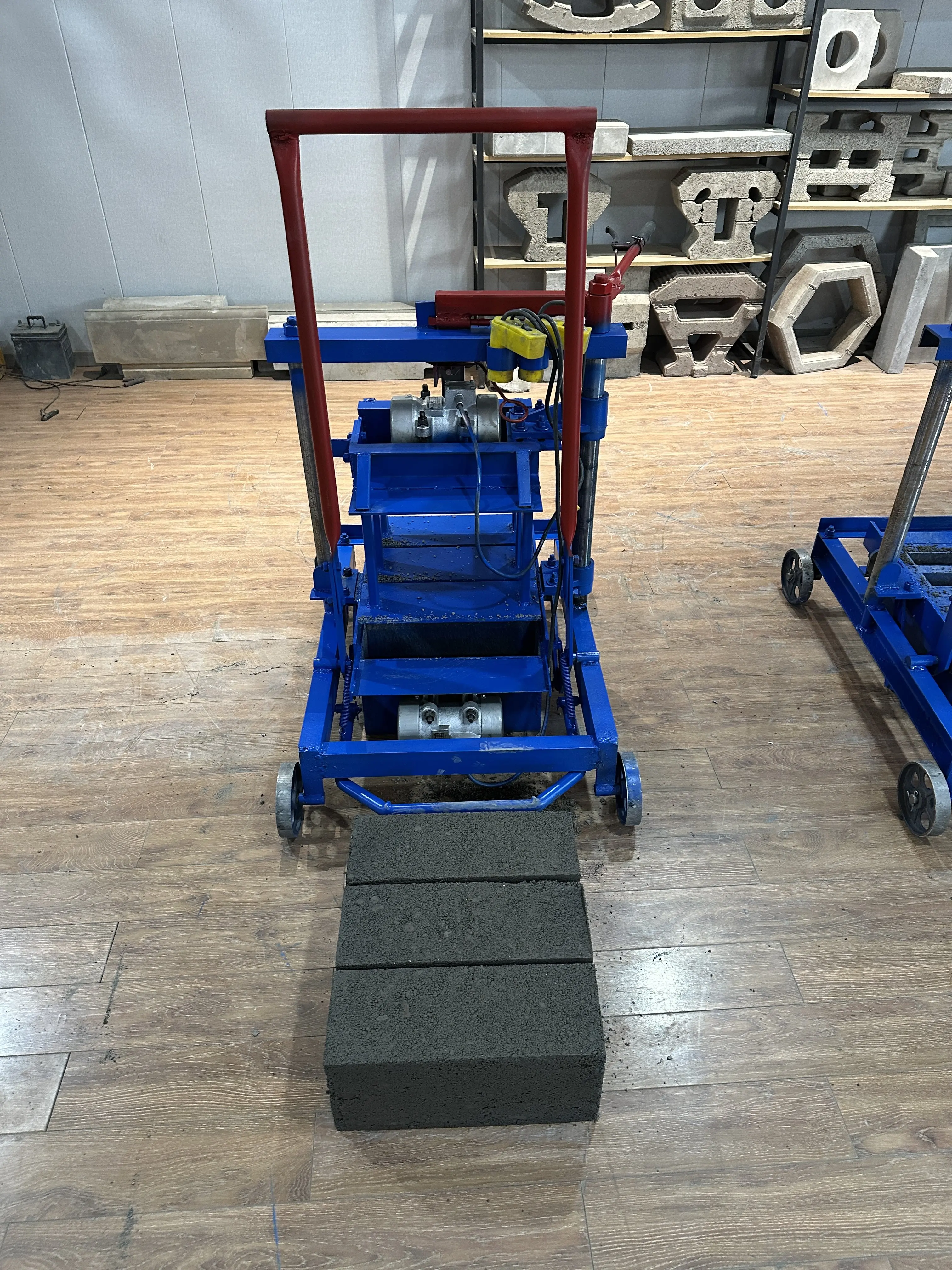 Самая продаваемая электрическая машина для производства кирпича в Африке со сменной формой для бетона. Эффективная машина для формования рабочих блоков.