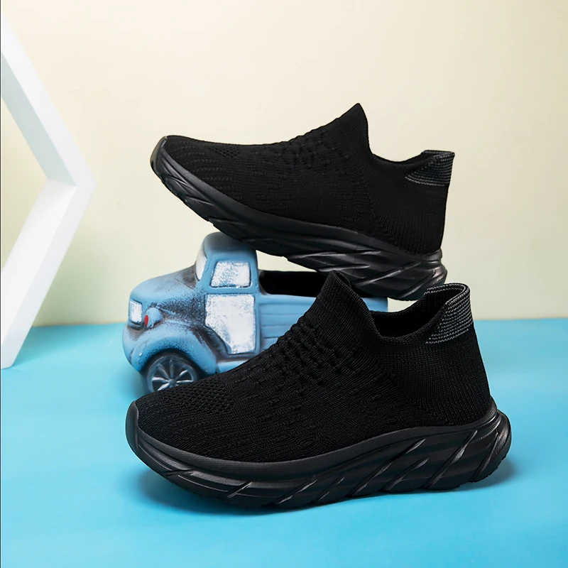 A pair of children slip-on knit sneakers, one-step fly woven upper, lightweight cushioned non-slip daily walking shoes MZ-690