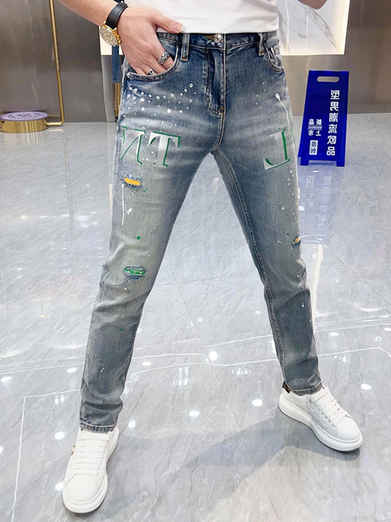 

Мужские джинсы Slim Fit весна-лето, светло-голубые, с дырками, модные, с надписью и стразами, в европейском стиле, длинные брюки, повседневная одежда