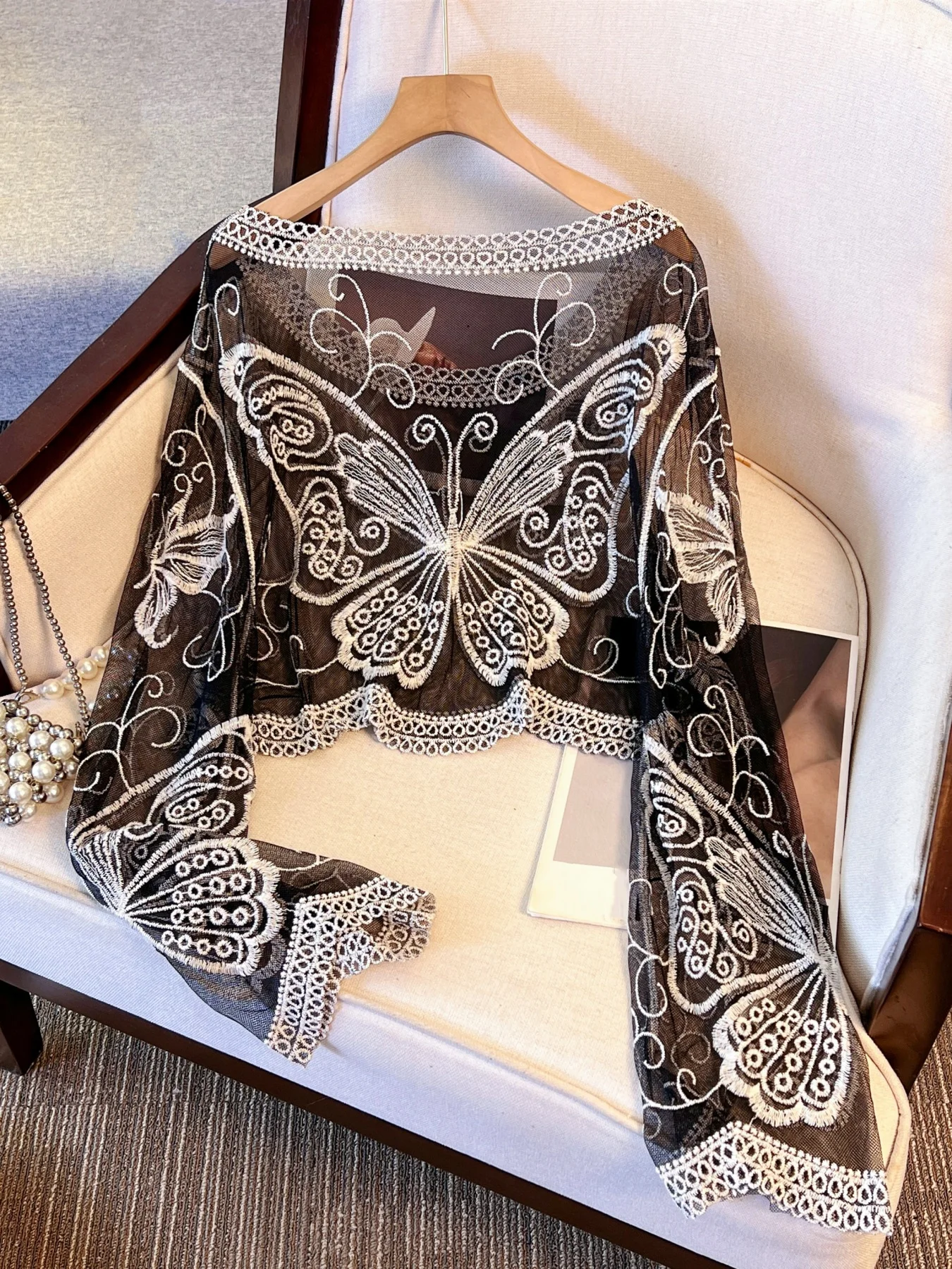 Couverture de plage d'été pour femmes avec maille, broderie de papillons, col rond évidé, haut court à manches longues, chemise de protection solaire