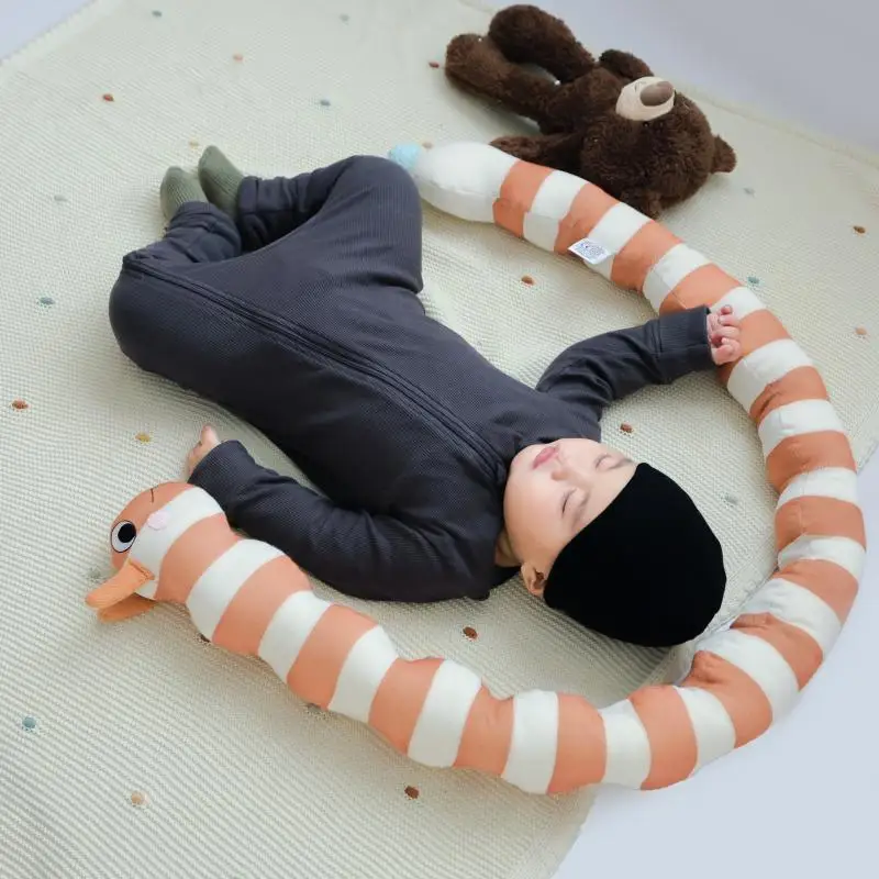 2025 Ins محبوك كاتربيلر وسادة طويلة بار الطفل مهدئا وسادة نوم غرفة الأطفال السرير الجدار الديكور دمية