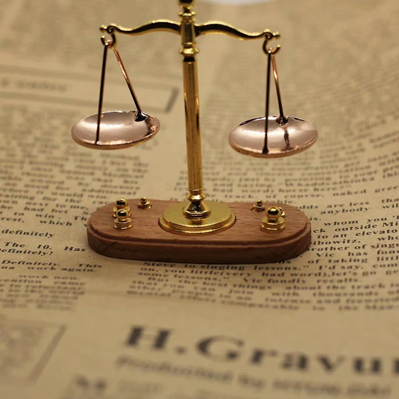 Mini Báscula de Equilibrio Vintage Decorativa, Modelo de Báscula de la Justicia Antigua, Exquisita Decoración Miniatura para el Hogar, Regalo Ideal para Niños y Decoración de Escritorio