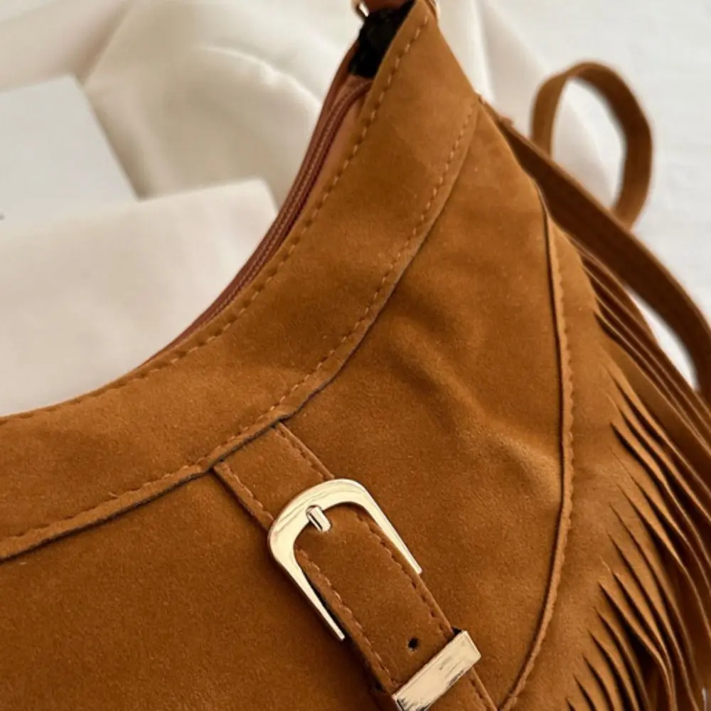 

Модная корейская сумка через плечо с кисточками, однотонная, из искусственной кожи и замши, с пряжкой, в этническом стиле, для ношения под мышкой, для активного отдыха