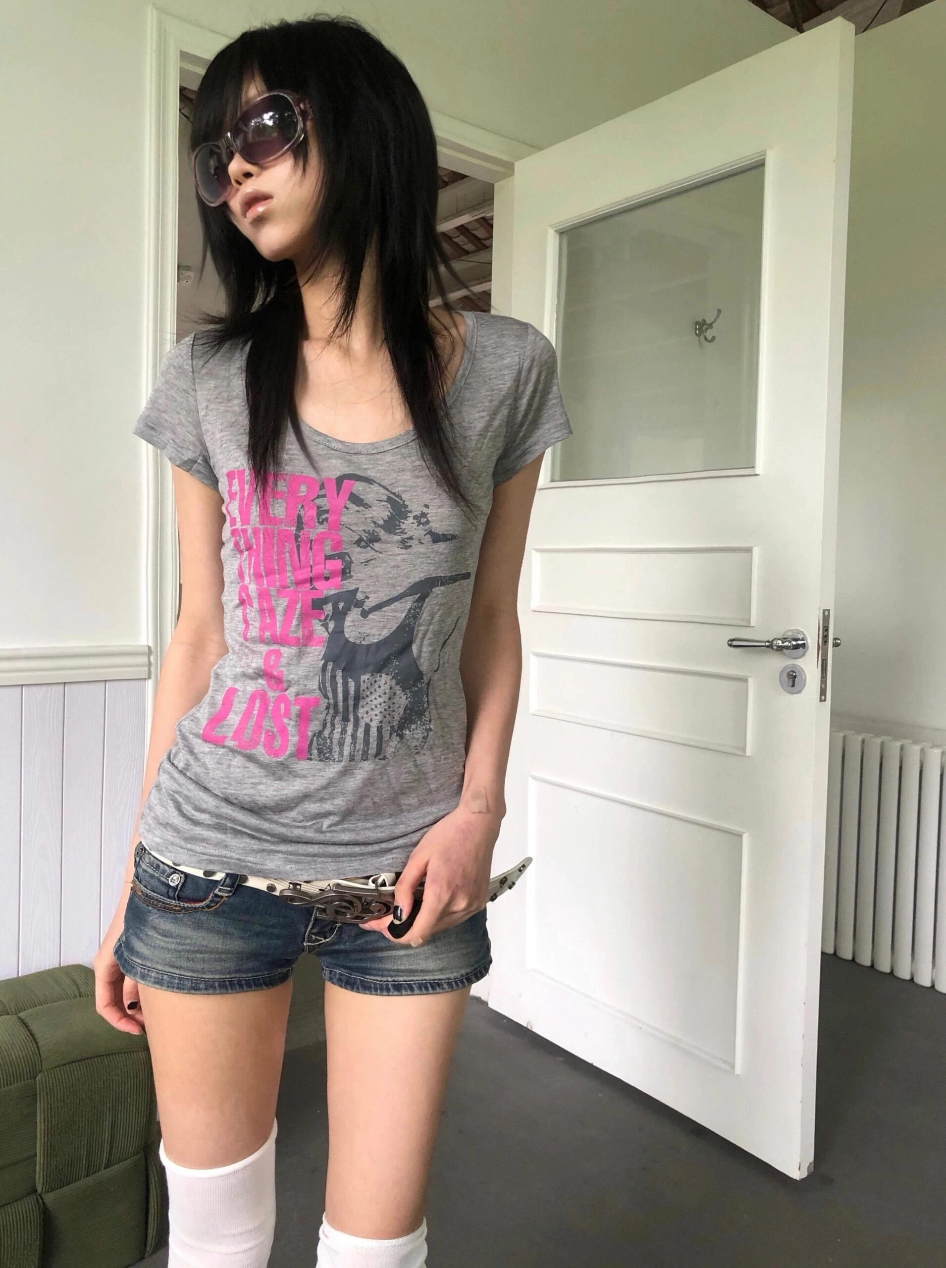 Karrcat Trashy Y2k T-Shirt mit Buchstabendruck, Grunge-Ästhetik, Kurzarm-Porträt-Oberteil, Vintage Punk Streetwear, Amerikanischer Retro-Look der 90er Jahre – Detail 5