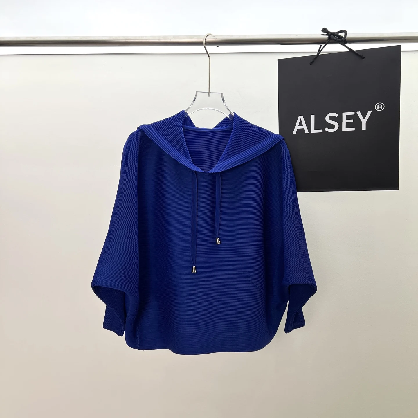 Miyake-Top holgado con capucha de Color sólido plisado, suéter fino versátil con cuello en V y cordón, primavera 2025