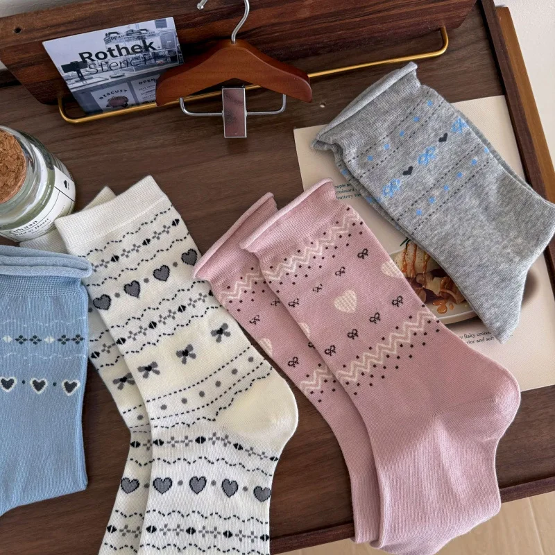 ربيع/صيف جديد الأبيض منتصف أنبوب الجوارب للنساء معرض جزيرة نمط القوس القلب لفة جوارب قطنية كلية نمط جوارب قطنية قصيرة