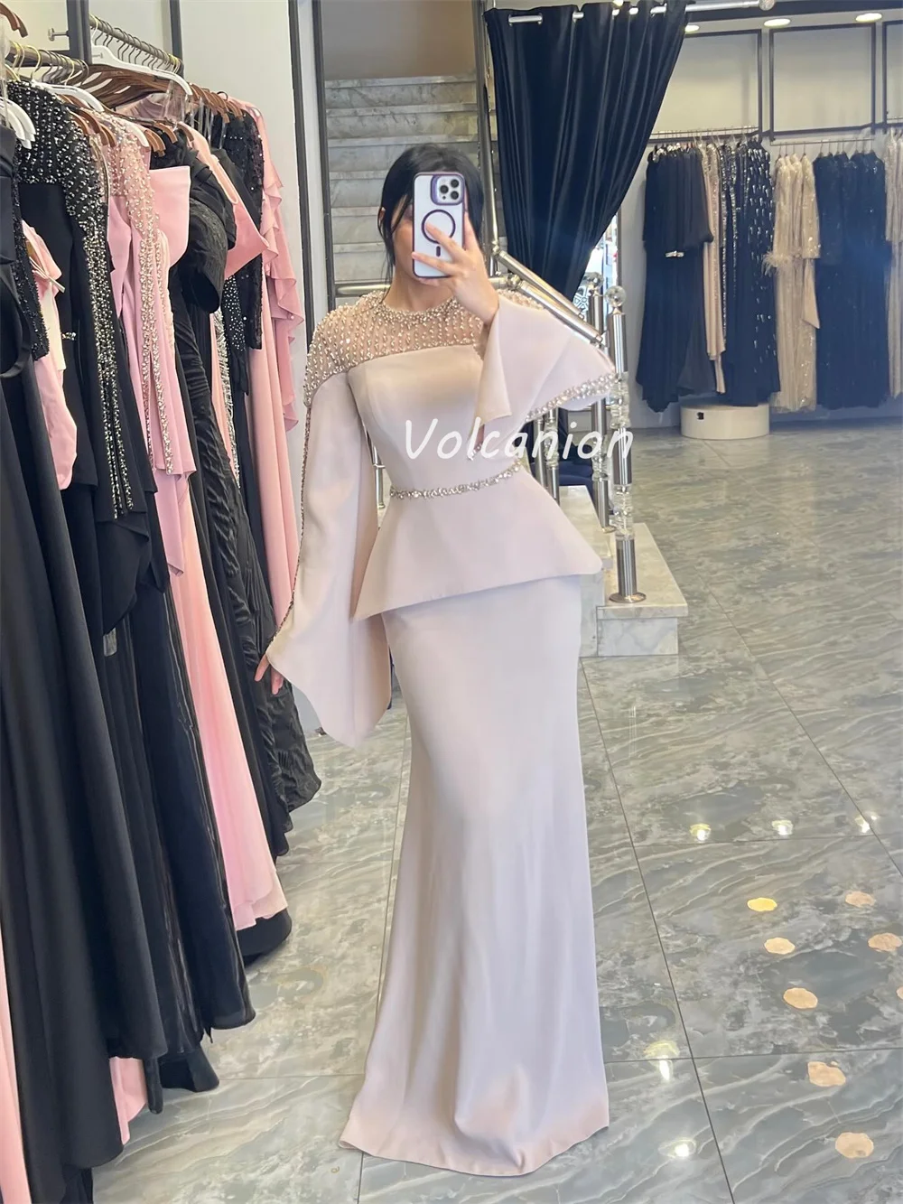 ที่กําหนดเองคุณภาพสูงคลาสสิกเจอร์ซีย์ประดับด้วยลูกปัดประดับด้วยเลื่อมตรงตักคอชุดยาว Bespoke โอกาสชุดประณีต