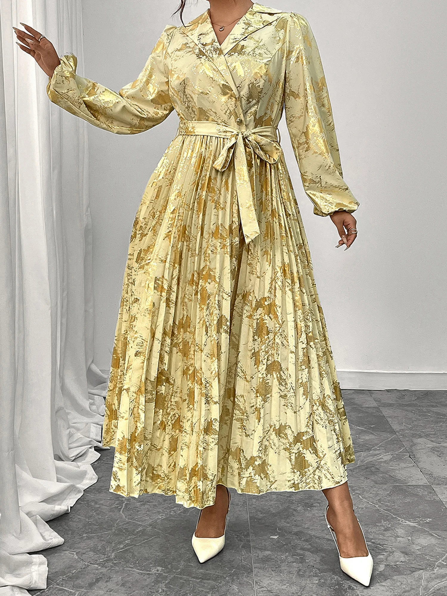 فستان نسائي أنيق مقاس كبير بطبعة زهور وأكمام طويلة وفتحة رقبة على شكل حرف V وتفاصيل كشكشة أنيقة