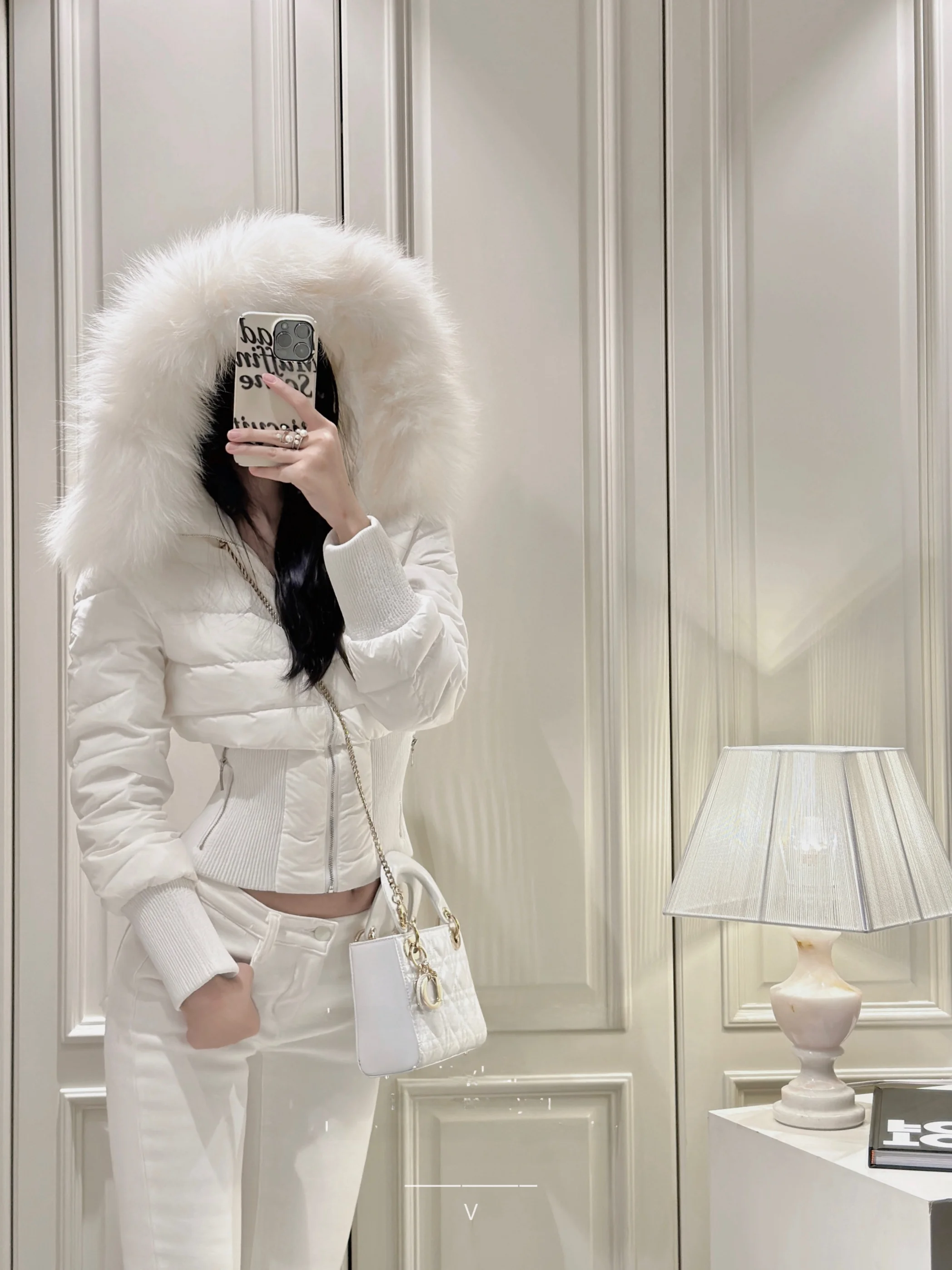 

Легкая белая пуховая куртка с меховым воротником и несъемным капюшоном, приталенная, с эффектом стройности, в стиле Snow White.