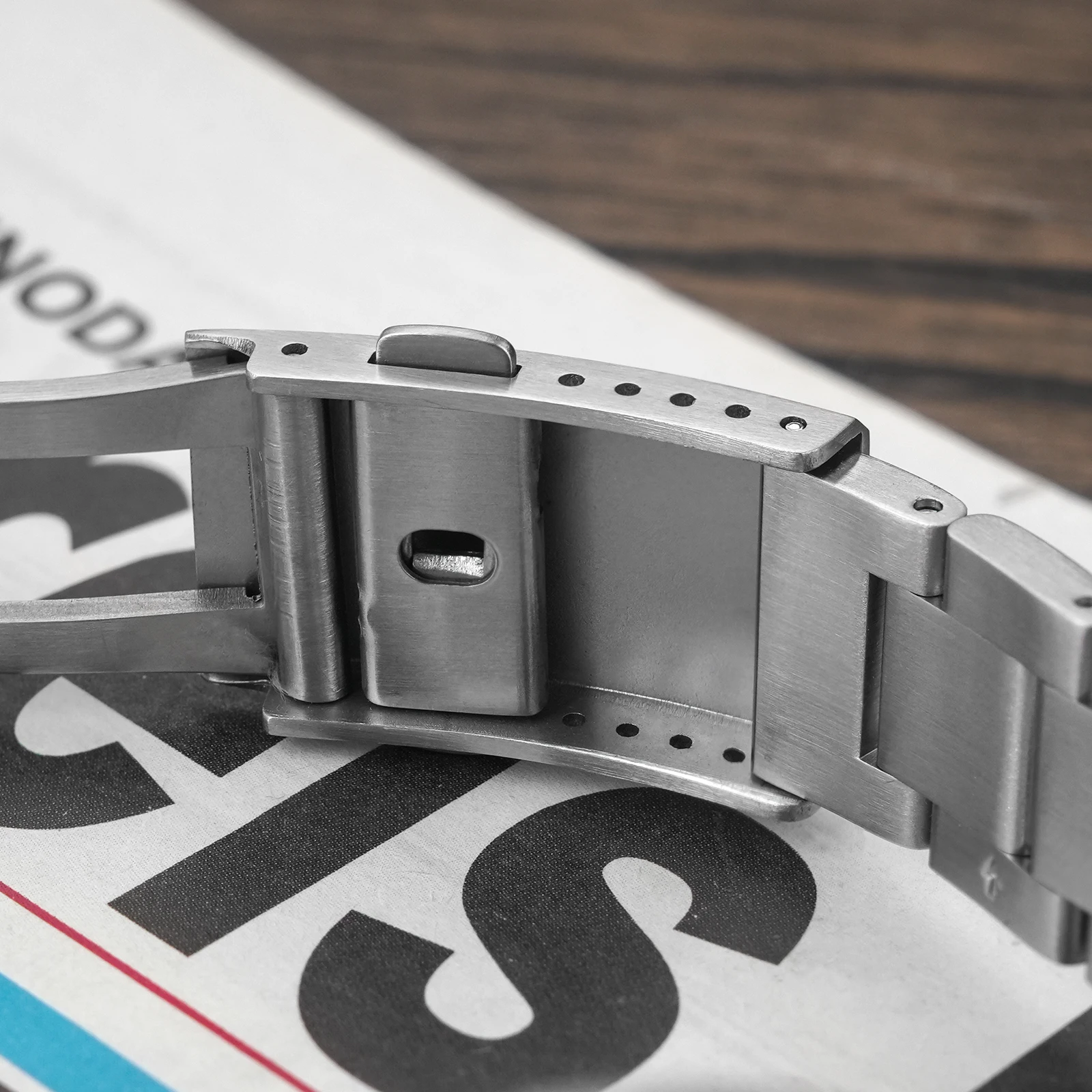 Thumbnail 4 - #74 Cheap Slim Quartz Watches Worth Buying