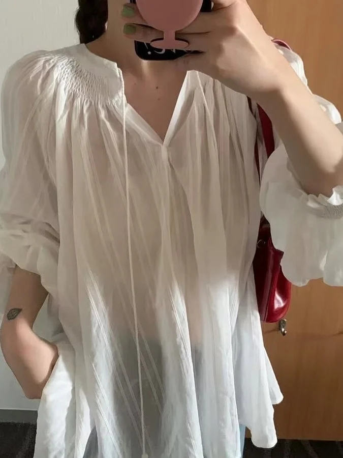 Luźna bluzka typu lantern z dekoltem w serek, wiązana, biała, damska, na wczesną jesień, nowa, w stylu koreańskim, swobodna, modna, z wyczuciem designu.