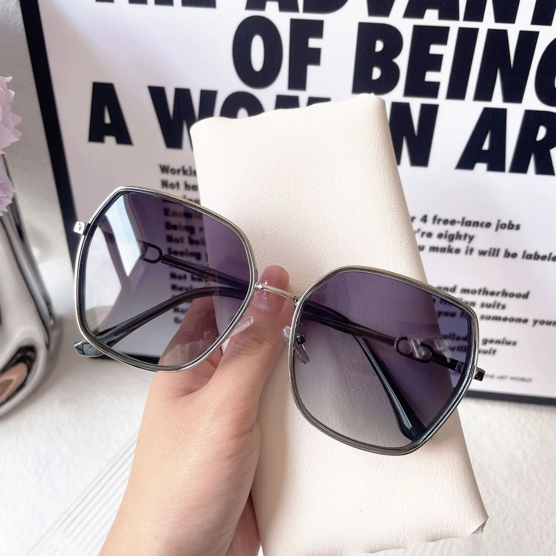 ظلال مستقطبة عالية الجودة لعام 2025 - نظارات شمسية للقيادة للحماية من الأشعة فوق البنفسجية للنساء، نظارات شمسية عصرية متغيرة الألوان تدريجية