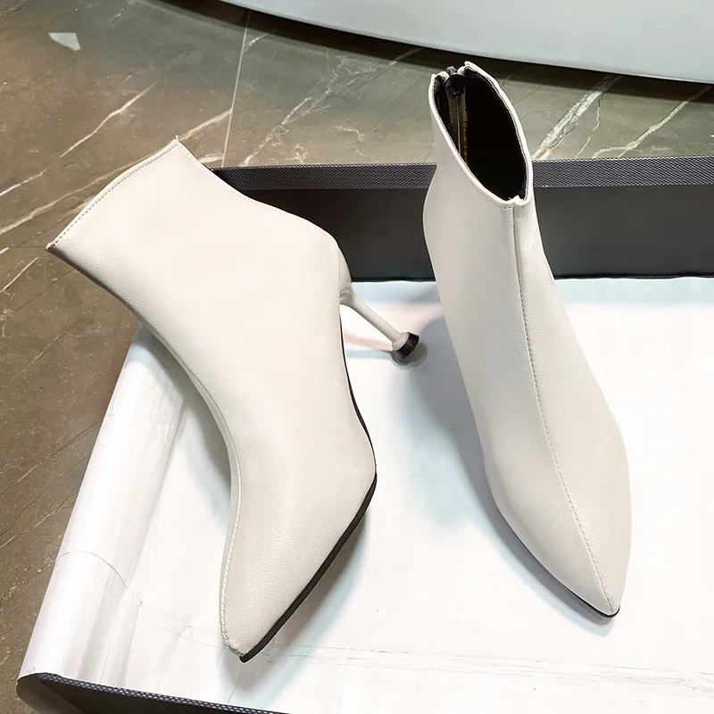 Damen-Stiefel im französischen Stil, Nische, spitze Zehen, Stiletto, kurze Stiefel, Katzenabsatz, gebrochenes Weiß, schmale Stiefel, Großhandel, Winter-High-Heels