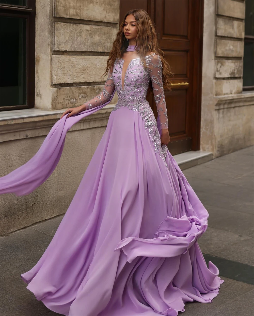 ชุดราตรีผ้าชีฟองสีม่วงสุดหรูสั่งตัดพิเศษ ดีไซน์คอวี แขนยาว พร้อมชายกระโปรงยาวลากพื้น สำหรับงานพรอมหรือโอกาสพิเศษ