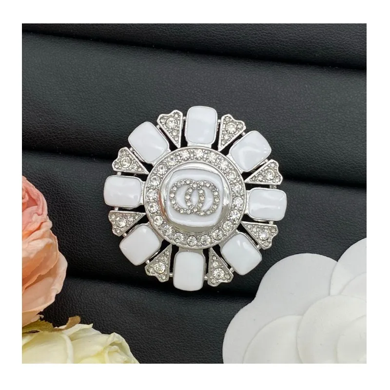 

New Diamond Camellia Brooch Women's Premium Light Luxury Epoxy Acrylic Brooch Batch