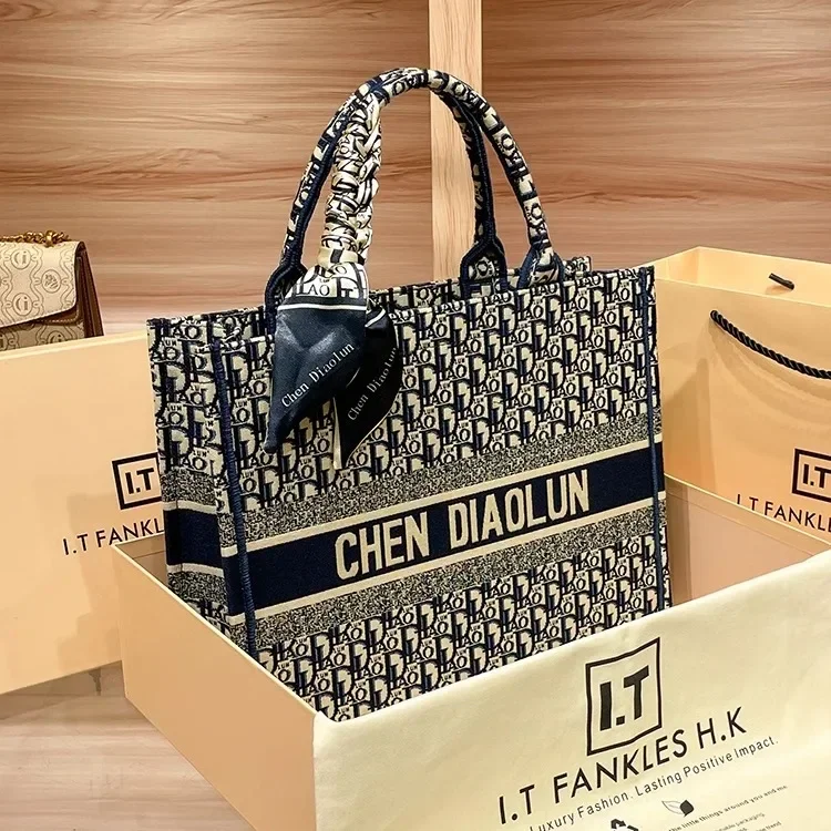 

Light luxury leather tote bag, new high-end large-capacity commuting niche single-shoulder handheld women's backpack.