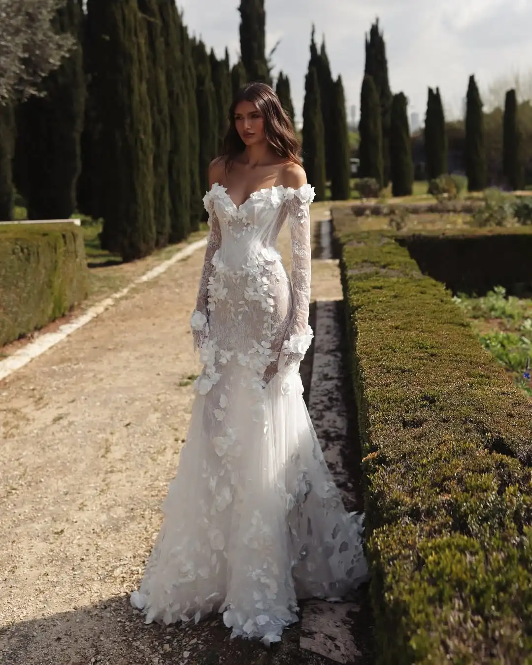 Gran oferta, exquisito vestido de novia con hombros descubiertos, vestido de novia Sexy de sirena con bordado de encaje transparente y cuello en V con flores