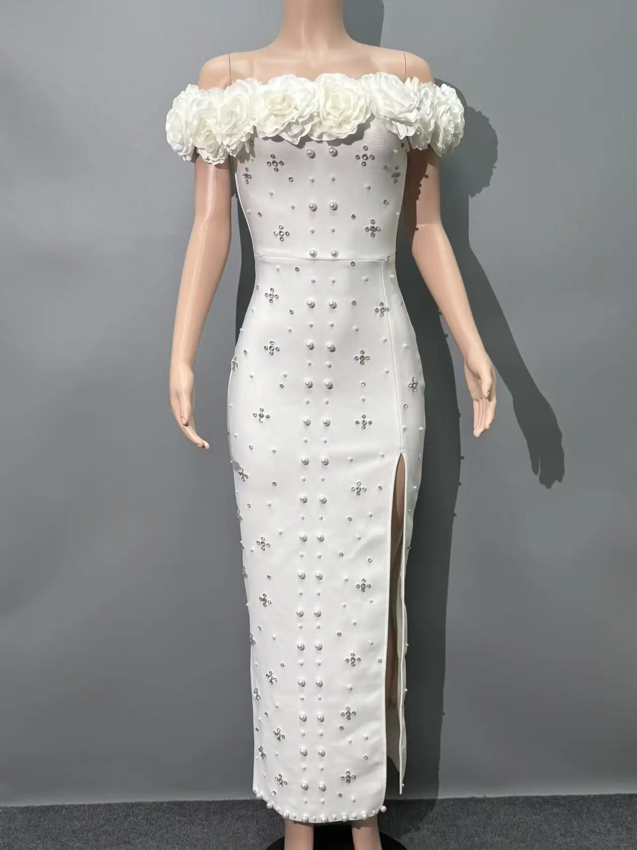 abito-da-sera-monospalla-con-perle-e-decorazioni-floreali-scollo-a-cuore-vestibilita-aderente-e-ampia-spacco-alto-elegante-e-raffinato-di-alta-gamma