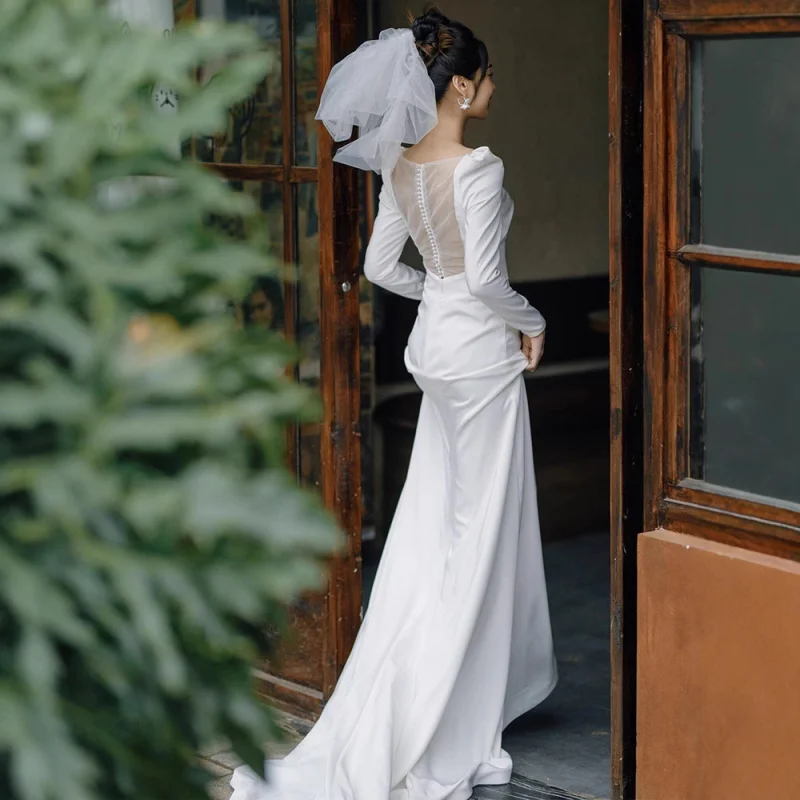 Vestido de novia ligero de satén de manga larga de estilo francés, vestido blanco minimalista de invierno con cola de pez, velo de novia de bienvenida