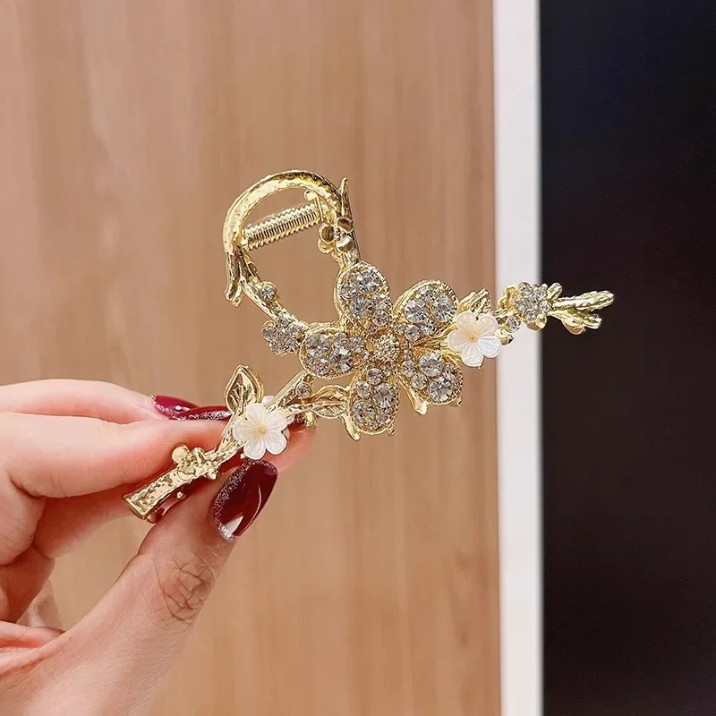 Pinza para el cabello ligera de lujo y de alta gama con perlas florales para mujer, con una pinza para el pelo en la parte posterior de la cabeza y un gran pinza de tiburón con diamantes