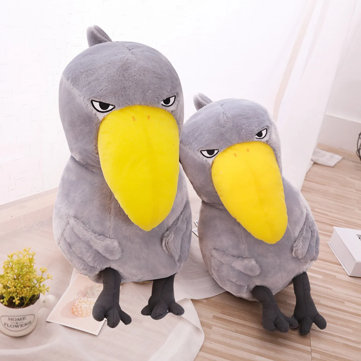 Pluszowa zabawka w kształcie uroczej, wielkoogoniastej ptaki, zwanej ptakiem Buddy, i strusia z głową wieloryba, urocza, nietypowa i kreatywna poduszka-zięba w kształcie ptaka.