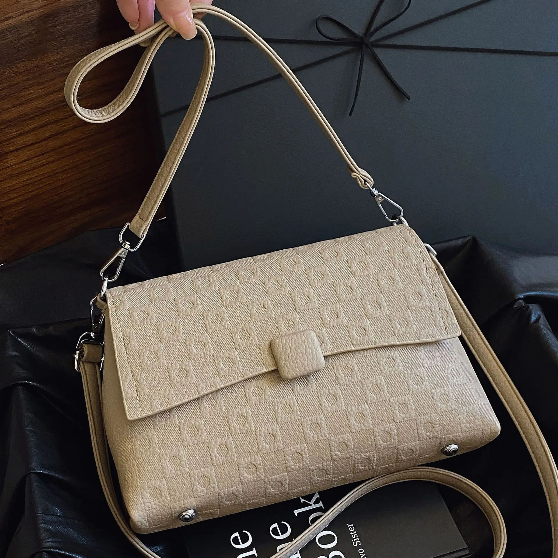 

Premium Sense Retro Small Bag Women 2025 New Simple Fashion Light Luxury Commuter Versatile Messenger Bag