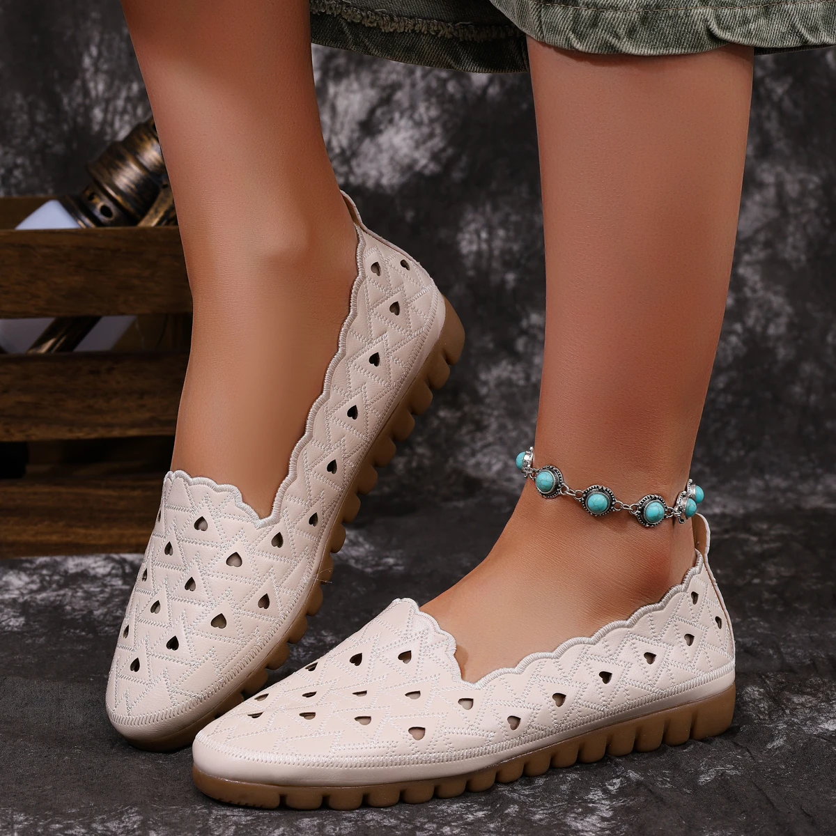 

2025 женская обувь на плоской подошве, кроссовки с круглым носком и неглубоким носком, женские новые кожаные полые дышащие удобные низкие лоферы