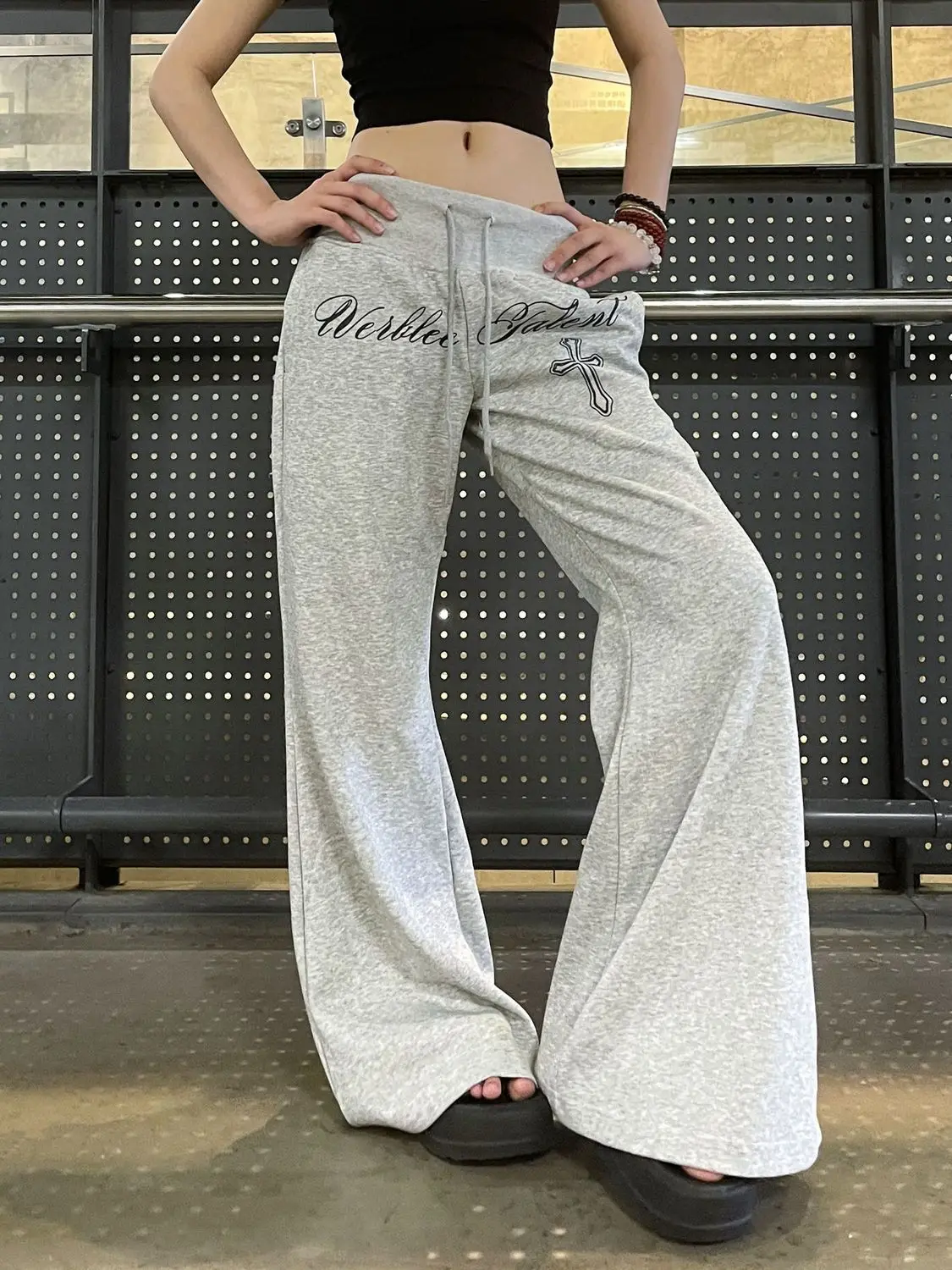 NUOVI pantaloni sportivi a zampa d'elefante grigi da donna punk americani pantaloni con coulisse a vita larga con grafica incrociata vestibilità ampia streetwear casual