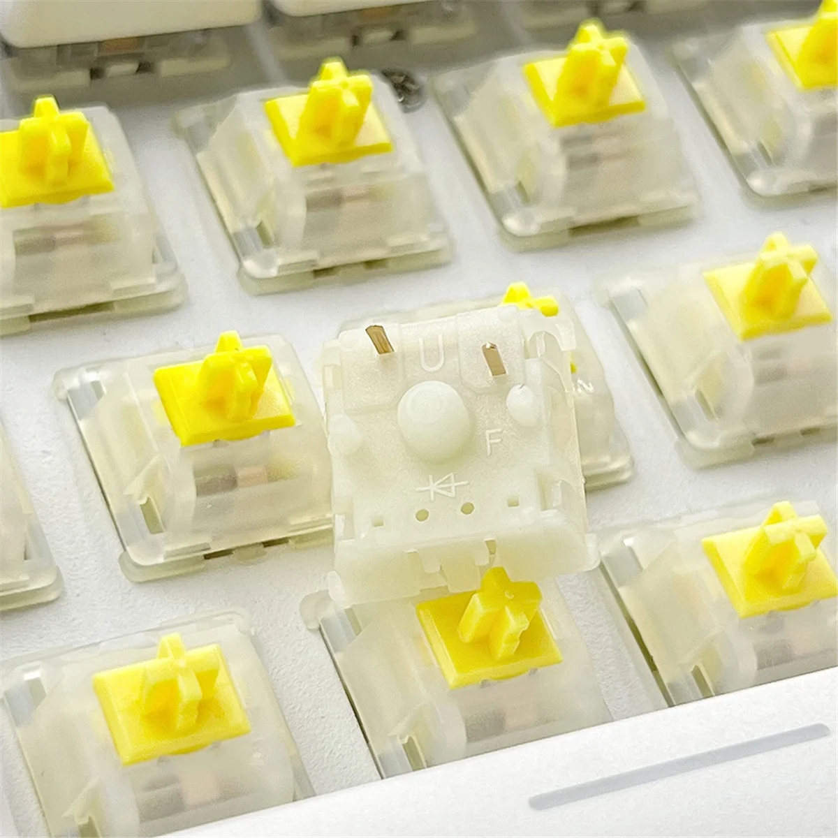

Milky Yellow Pro V2 Pre-Lubed 5-Pin 50gf Linear Switches for MX Mechanical Keyboard Game Keyboard