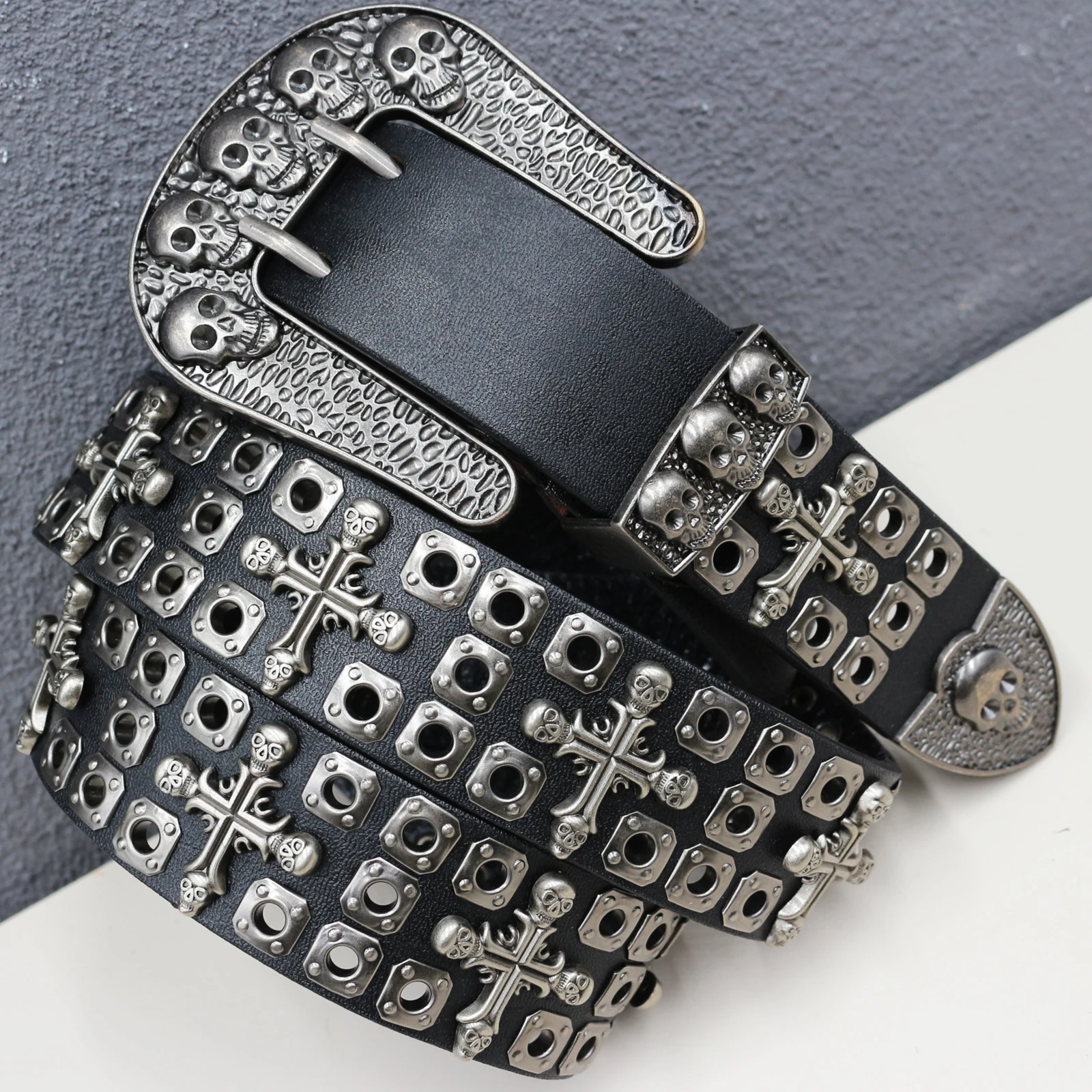 

Handmade gothic Y2K Metal Punk Rock Rivet Belt Punk Genuine Leather Belt Threads Studded Goth Belt with Skull Buckle 3-Piece Set