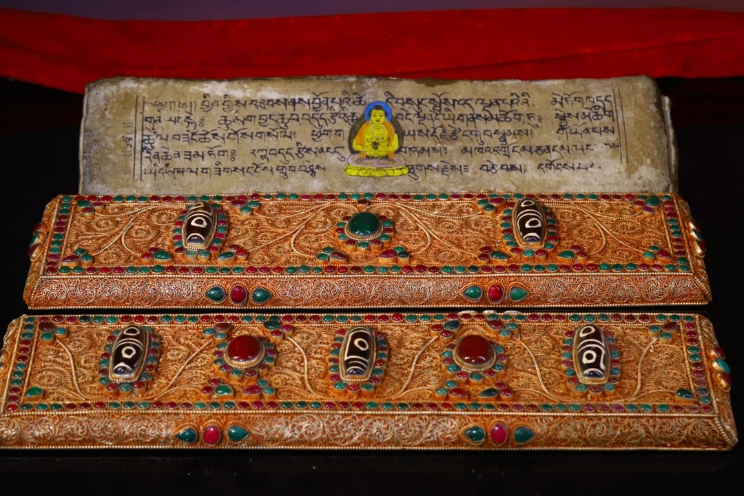 china Tibetan silver is hammered carved painted inlaid with precious stones heavenly beads, old scriptures box work of art