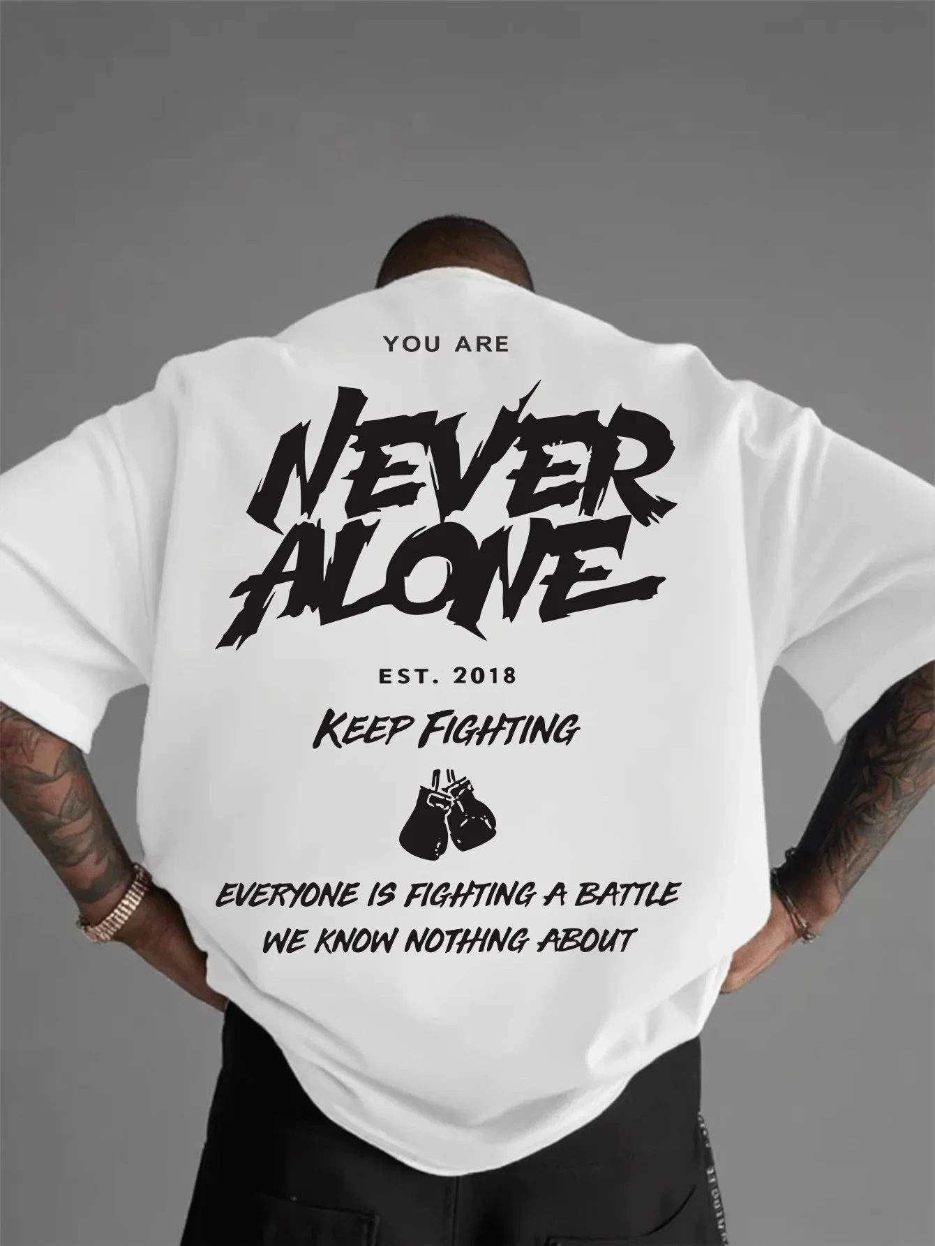 Camiseta con gráfico de boxeo motivacional Never Alone para hombre, tela suave y transpirable, camiseta informal de ajuste Regular, cita inspiradora EST