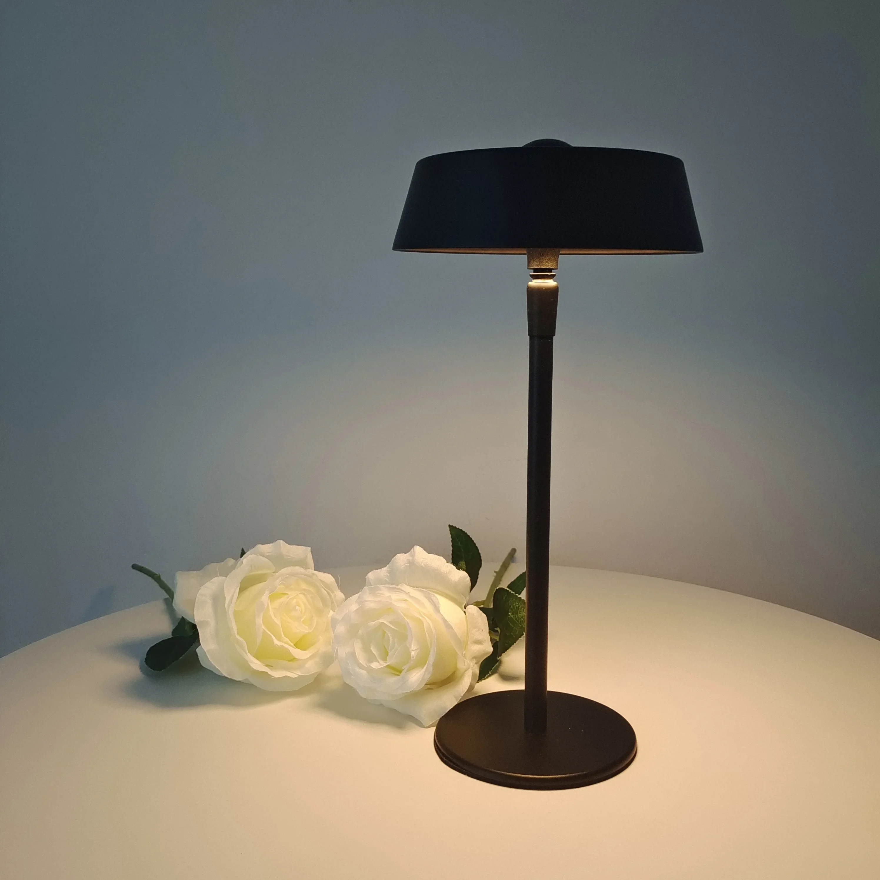 Minimalist Original Metal Portable Touch Led Bedside Night Light Modern Cordless Rechargeable Battery Restaurant Table Lamp