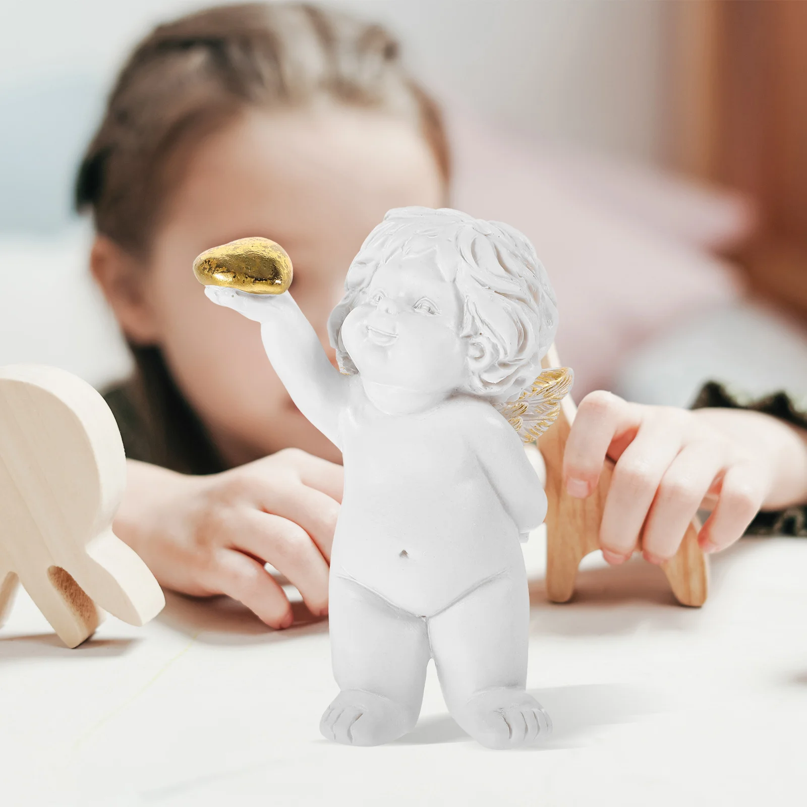 Маленькая статуэтка для декора, на полку или стол