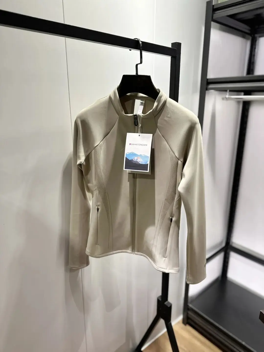 Ladies' 3D Hollow Mesh Back Air Layer Technology Spring Autumn Fashion Stand Collar Jacket Standard Fit Casual Style Nylon Sp...