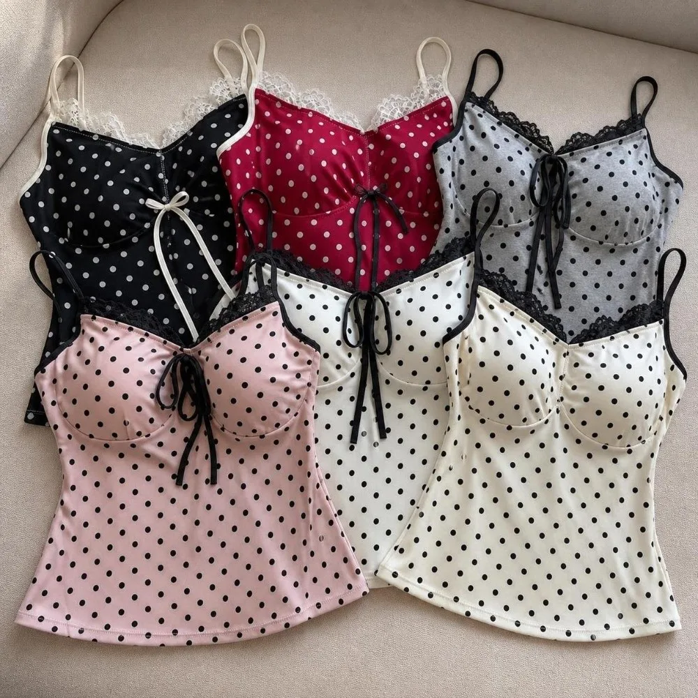 Stilvolles, schmal geschnittenes Polka-Dot-Cami-Top, dehnbares, ärmelloses Camisole mit Spitzenbesatz, atmungsaktives, gepolstertes Top mit Spaghettiträgern zum Überziehen. – Detail 7