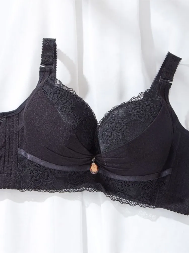 Gather up women\'s bras and bras without steel rings to prevent them from losing weight, making them comfortable and pure