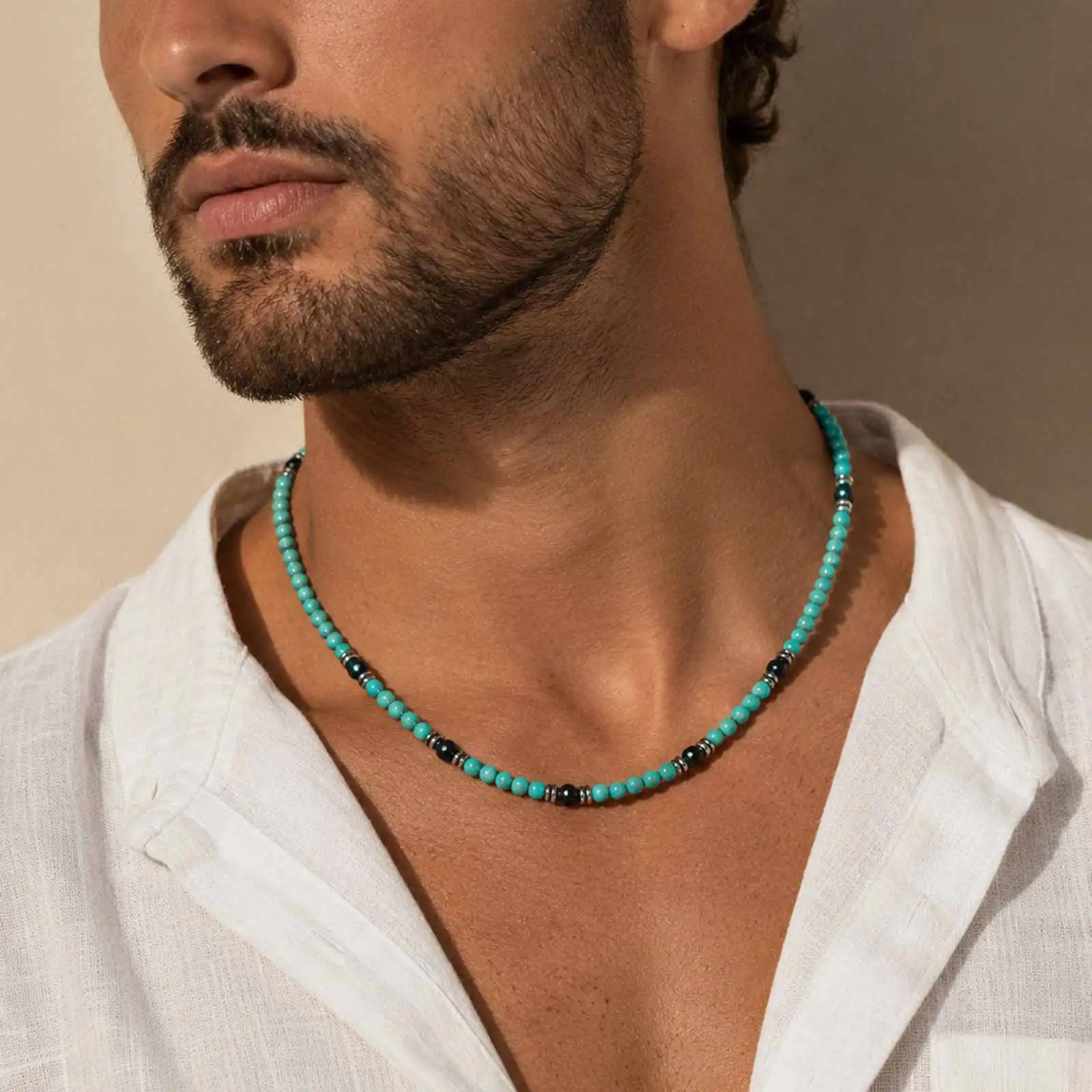 Neue Herren-Halskette im Bohème-Stil mit Türkisperlen, Lässiger Sommer-Choker aus Handgefertigten Rocailles-Perlen, Urlaubs-Schmuck für Männer – Detail 6