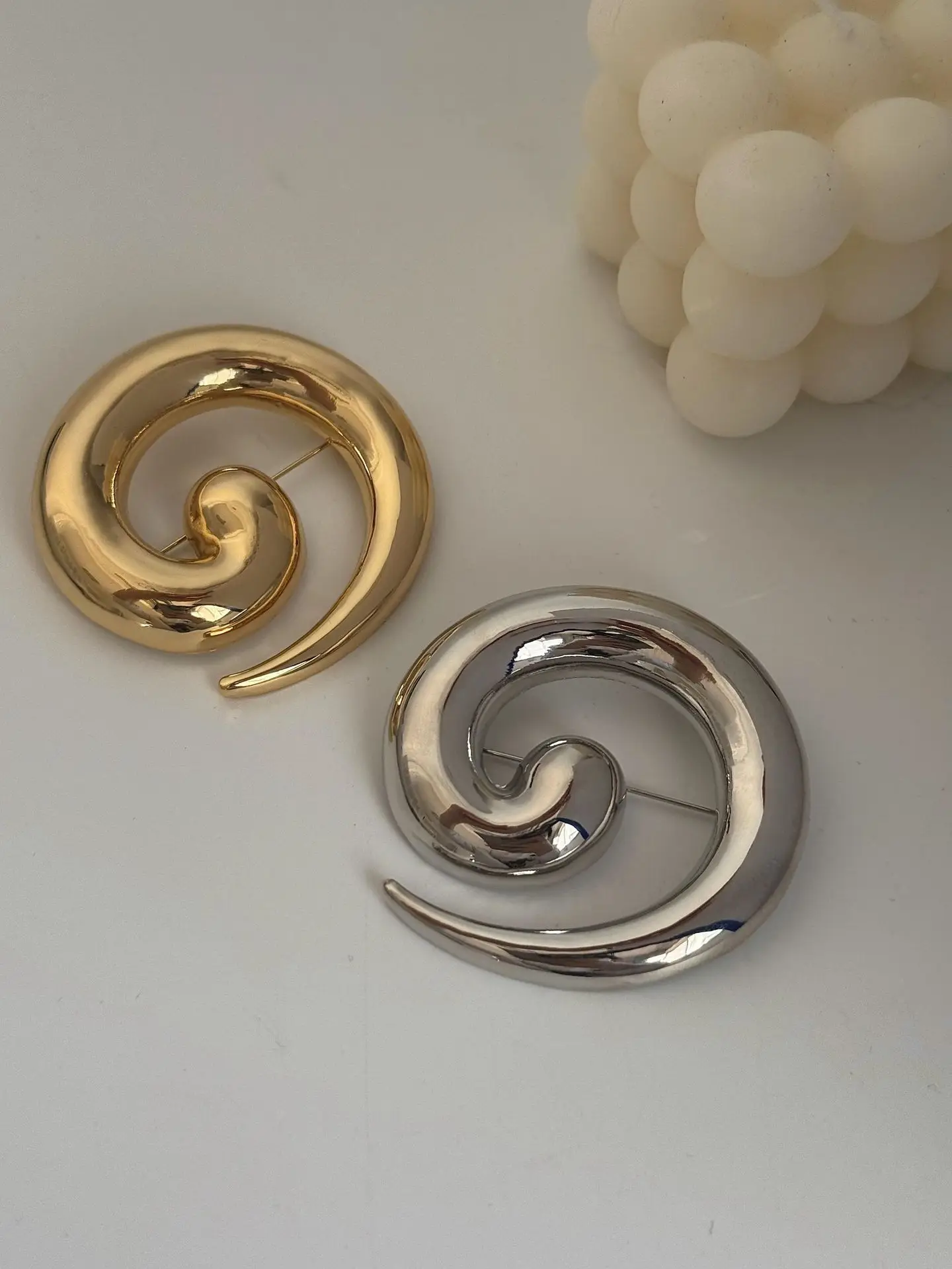 Vintage Gold-plated Irregular Metal Smooth Spiral Vortex Broochs for Women Men Suit Corsage Pins Party Jewelry Accessory Gifts