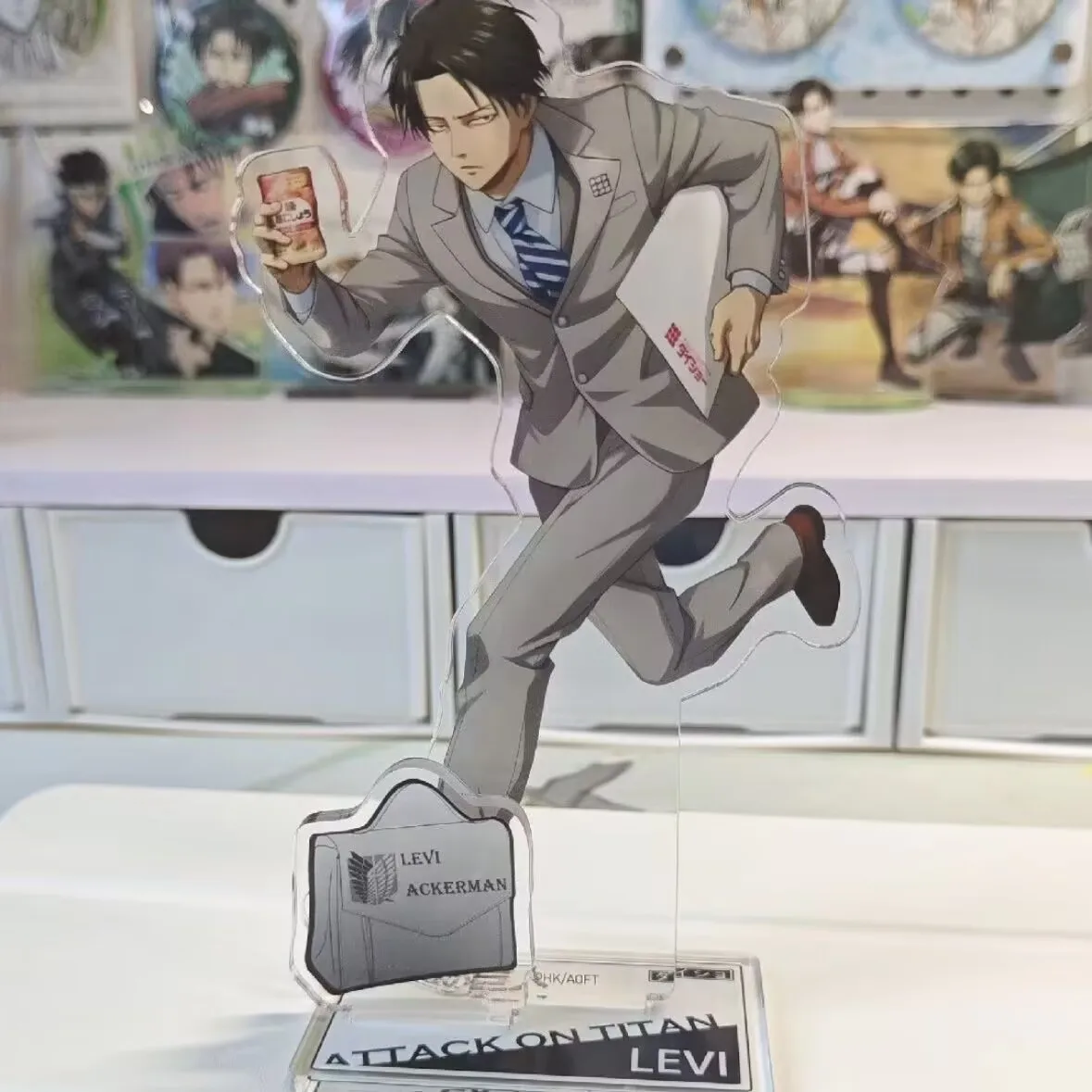 طقم طاولة حامل أكريليك بعلم فريق "الهجوم على العمالقة، مع زخارف محيطية داخلية. علامة واقفة