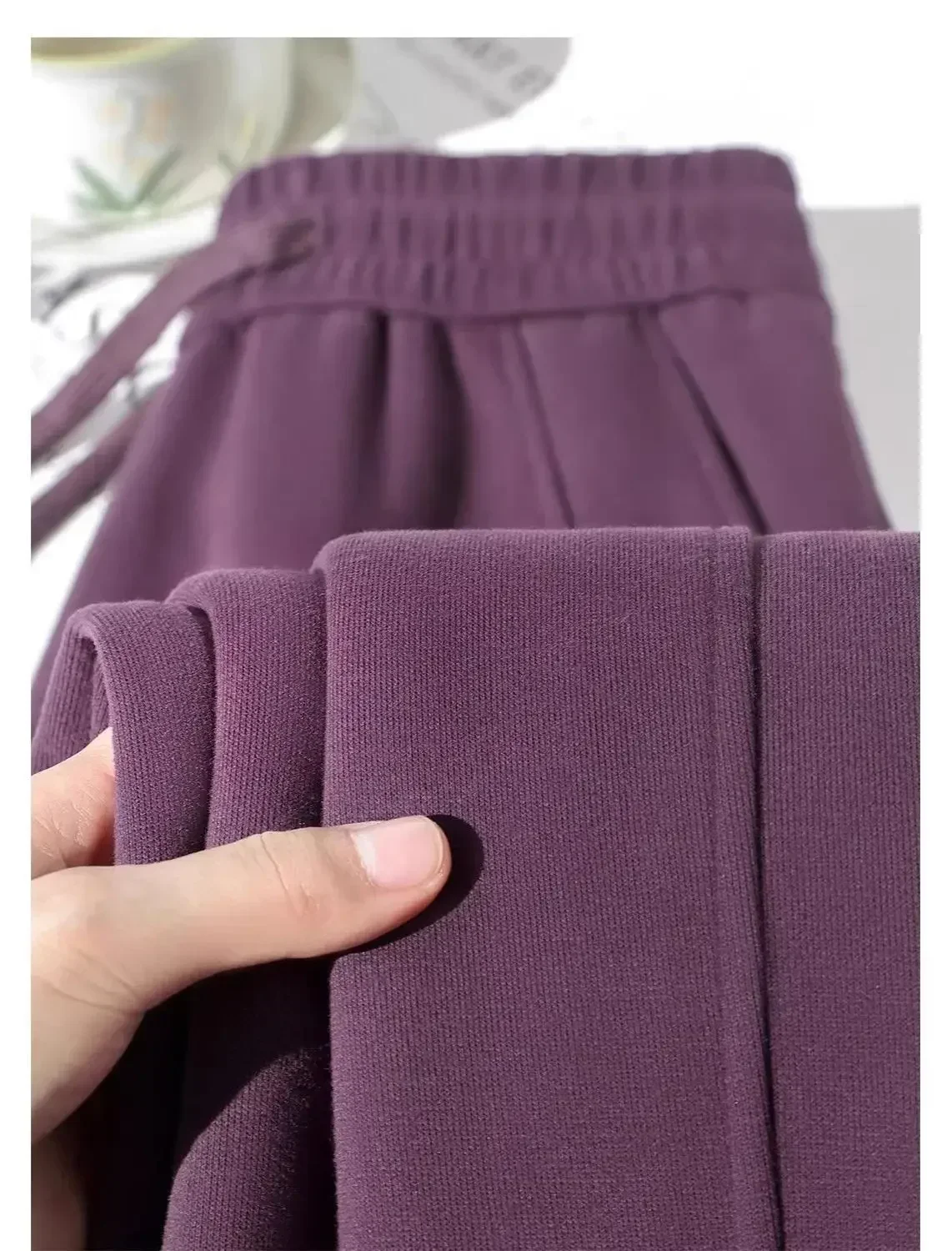 Gerade geschnittene, weit geschnittene Hose in Merlot-Lila, schlankmachend, für Frühling und Herbst, locker fallend, sportliche Jogginghose im koreanischen Stil. – Detail 2