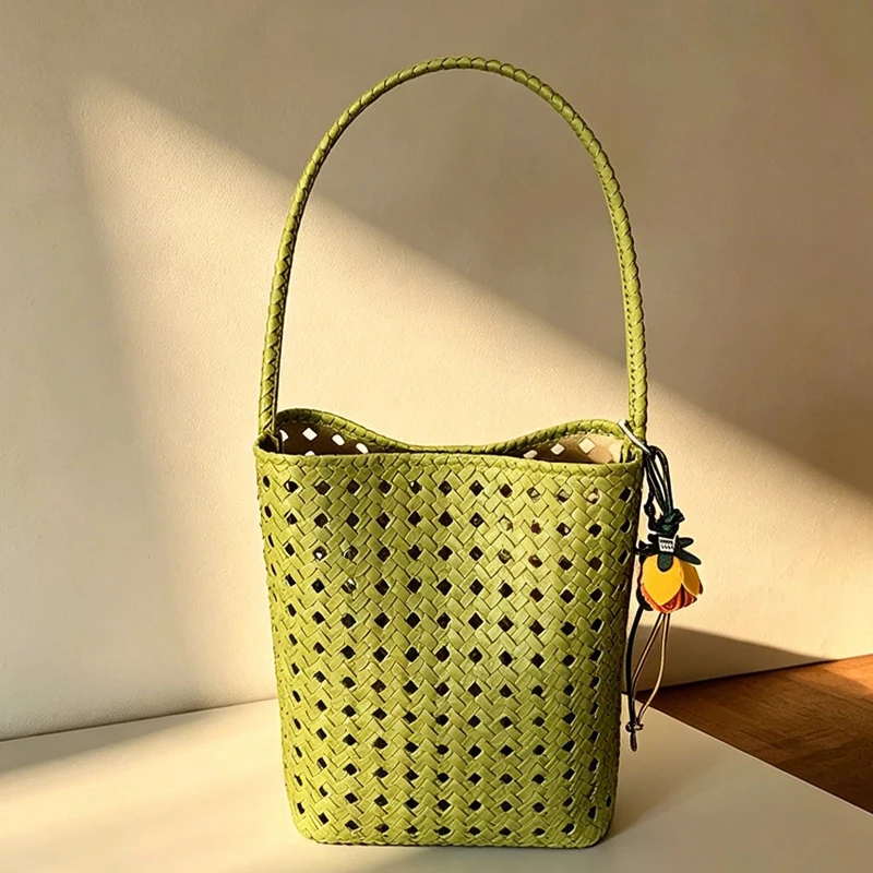 Petits sacs seau creux décontractés pour femmes sacs à main et sacs à main de luxe de créateurs 2026 nouveau en PU imitation tissé en relief avec poche intérieure sac à bandoulière sous les bras