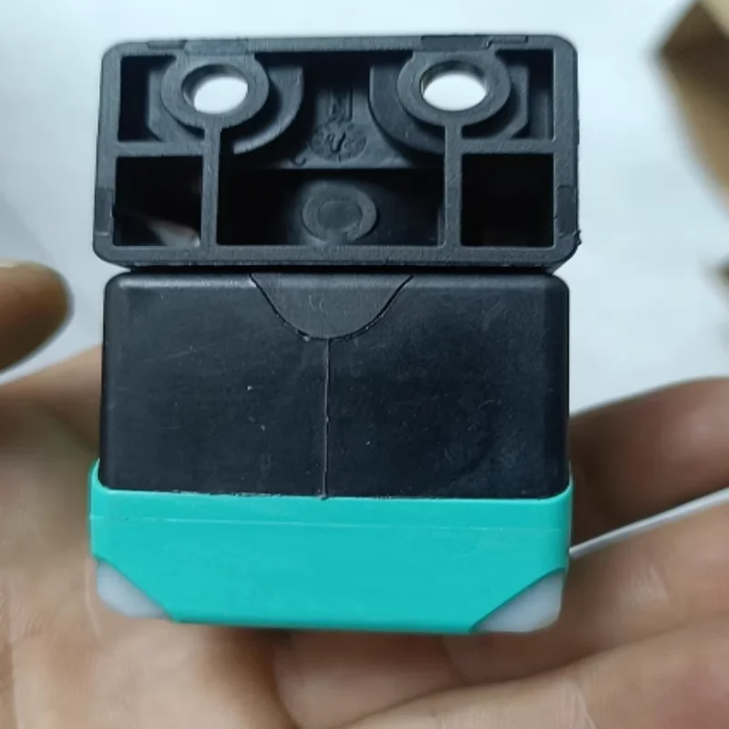 

Совершенно новый оригинальный ультразвуковой UC2000-L2-E5-V15 UC2000-30GM-IUR2-V15 UC6000-30GM-IUR2-V15 UC2000-30GM70S-IE2R2-V15